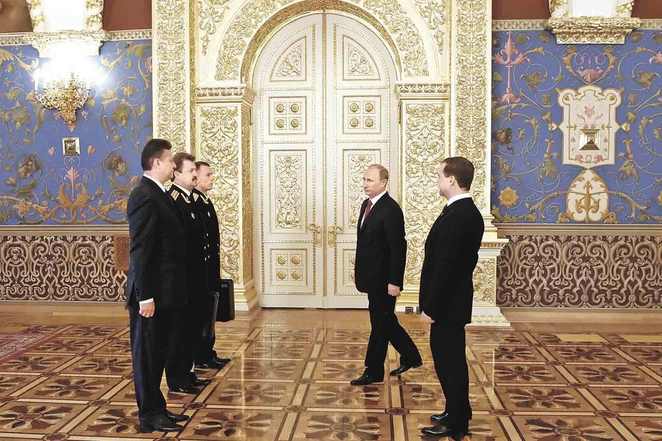    Владимир Путин после инаугурации 2012 года принимает ядерный чемоданчик у Дмитрия Медведева и отвечающих за «главную кнопку страны» офицеров. Фото: Михаил КЛИМЕНТЬЕВ/ТАСС