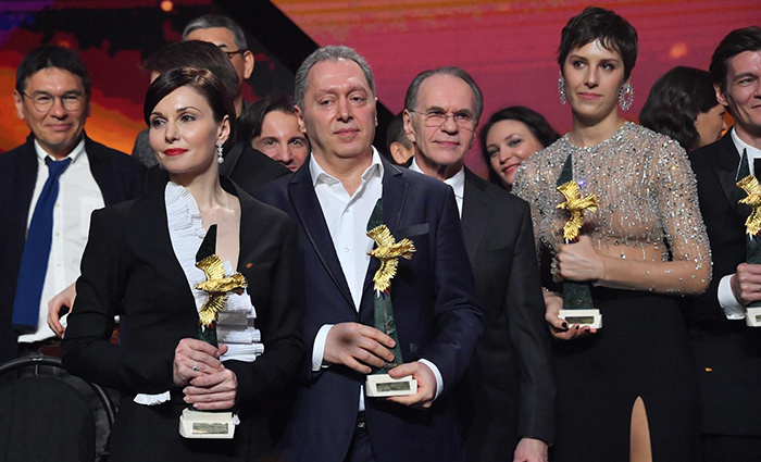  Александра Урсуляк на вручении премии «Золотой орёл» за роль в фильме «Пингвины моей мамы». / Фото: globallookpress.com