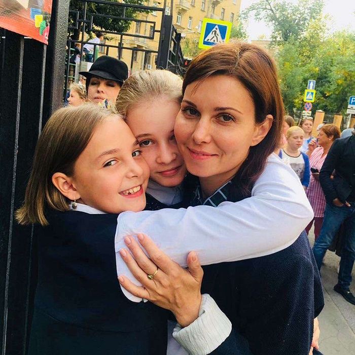  Александра Урсуляк с дочками Анной и Анастасией. / Фото: womanhit.ru