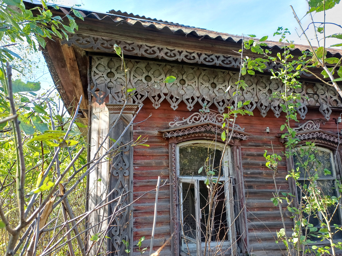 Великолепная резьба на деревенских домах в Архангельском