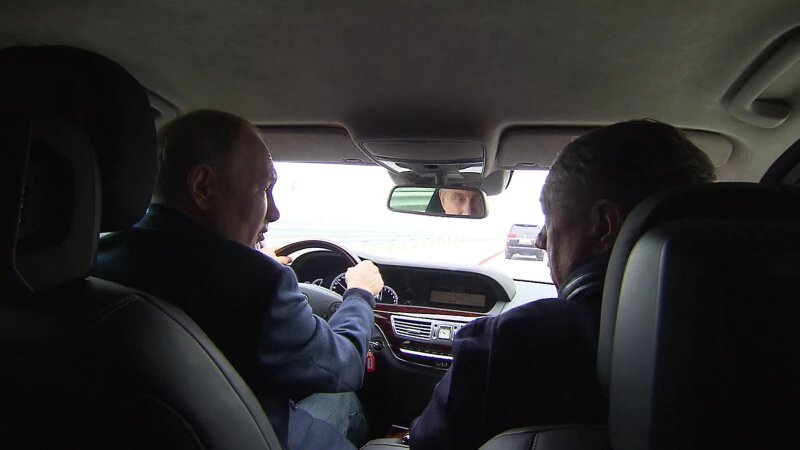     Путин за рулем автомобиля. kremlin.ru