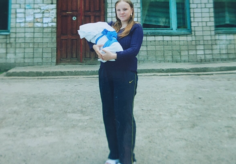 В 14 бросила школу и пошла работать. А в 17 родила. Так закончилась моя беззаботная юность