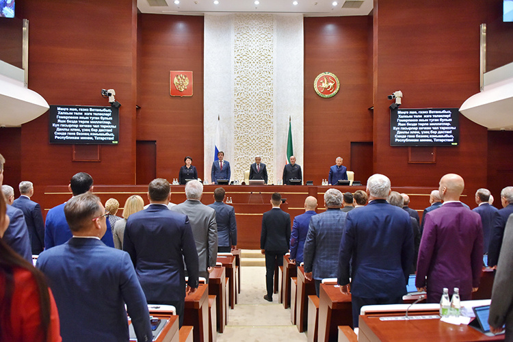    Непосредственно перед началом сессии в повестку добавили дополнительный вопрос — поправки к Кодексу об административных правонарушениях (КоАП) РФ, призванные «покарать» релокантов, действующих против интересов России и при этом находящихся за рубежом.   
Фото: gossov.tatarstan.ru