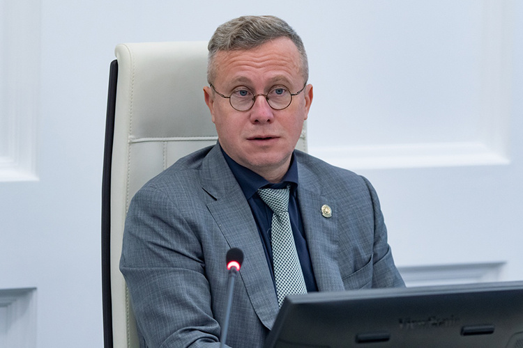    Председатель госкомитета РТ по тарифам Александр Груничев иронично отметил, что собрать всех в 8 часов утра было смело.   
Фото: Олег Спиридонов