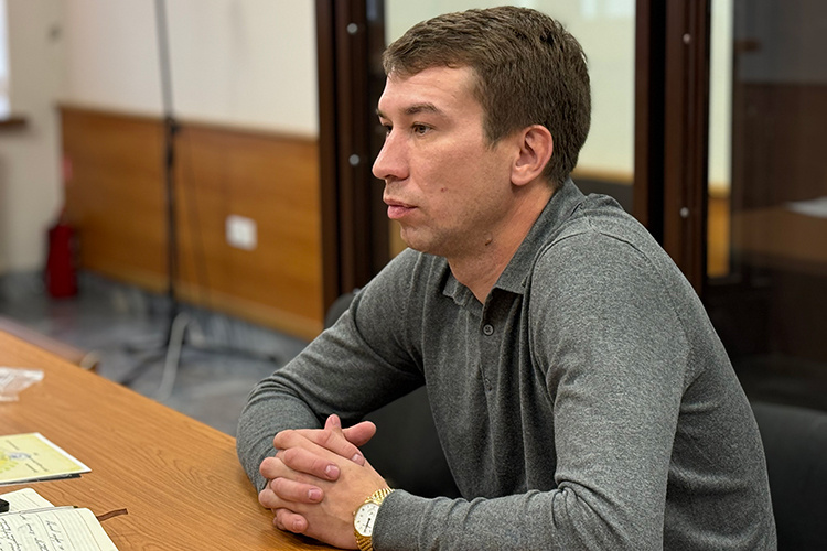    Перед стартом прений защитник Нурмухаметов (на фото) предоставил суду ряд благодарственных писем от гуманитарных организаций.   
Фото: Станислав Шемелов