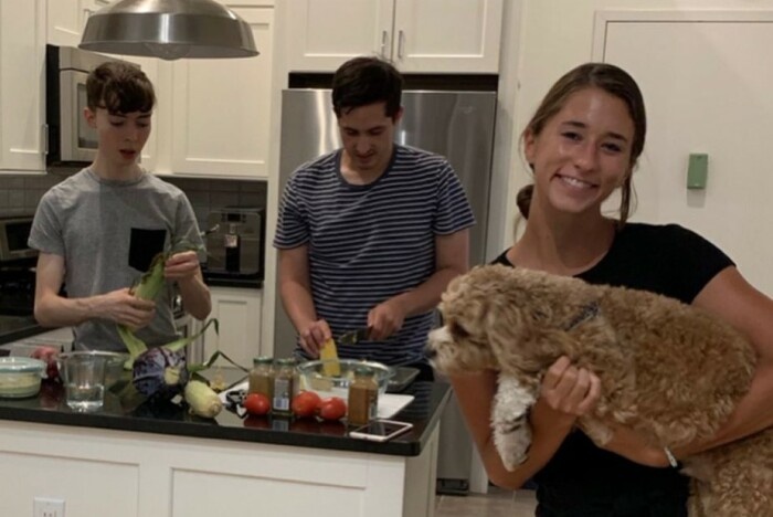  На фоне ровесников он выглядит подростком. /Фото: страница Фото: страница Брэндона Майлза Мэйва в соцсети