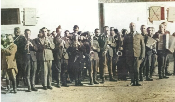 Тот самый оркестр узников-музыкантов на стадии формирования репетируют <Танго смерти>.