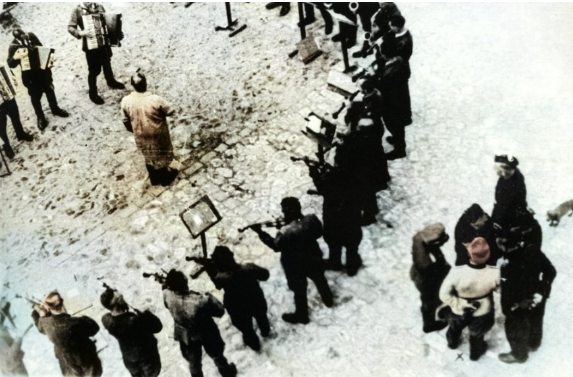 Оркестр на плацу Яновского трудового лагеря играет "Танго смерти". Фотограф был замечен и казнен в тот же день. (Немецкие оккупанты тщательно избавлялись от улик своей преступной деятельности).