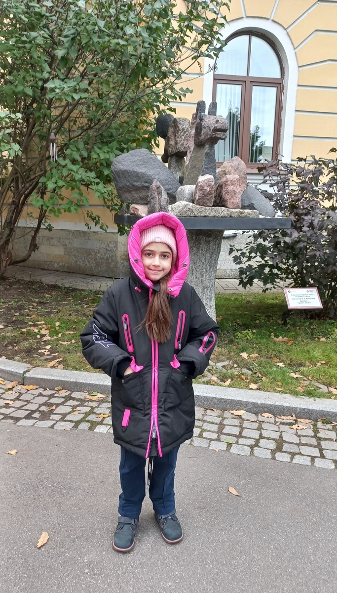 Во дворе музея. In the courtyard of the museum.