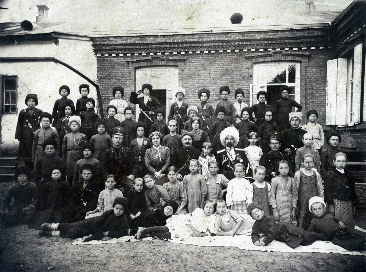 Ученики и наставники Махошевского двухклассного училища.