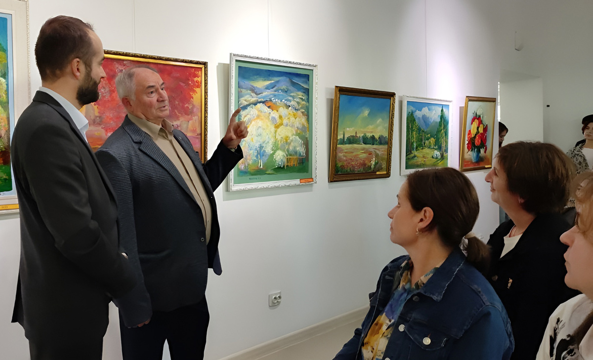 Борис-Георгий Габараев выступает перед собравшимися на открытии своей выставки