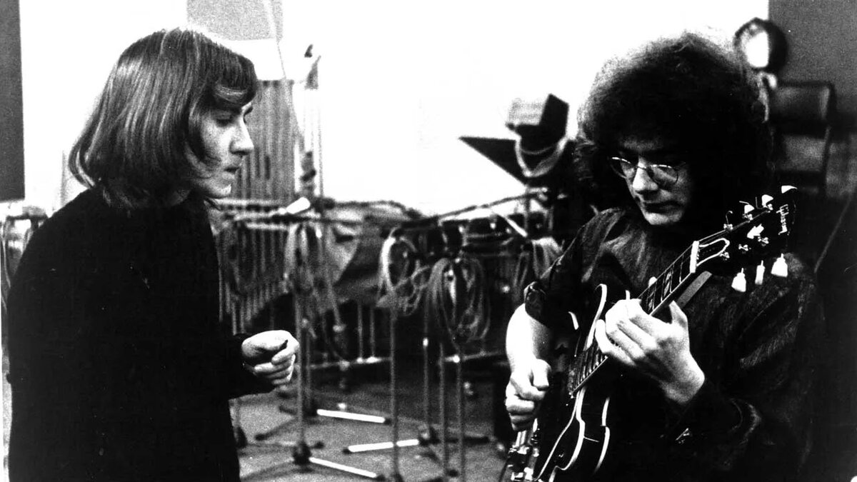 Пит Синфилд (слева) и Роберт Фрипп в студии King Crimson в 1969 году