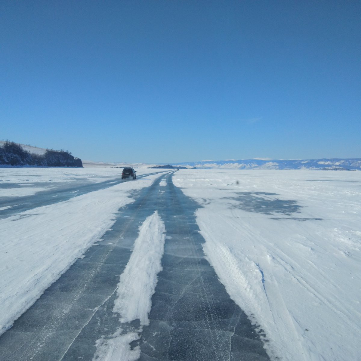 Дорога по льду Байкала