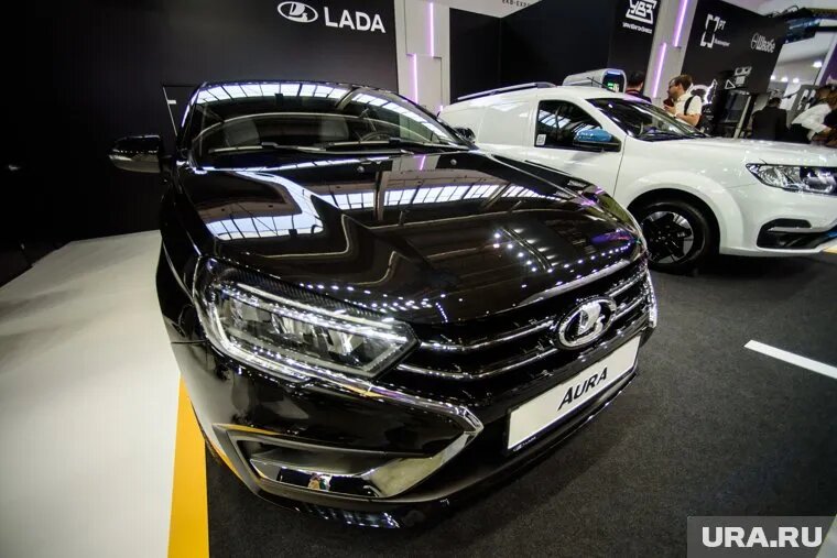 Lada Aura характеристиками схожа с прежней моделью АвтоВАЗа - Lada Vesta. Фото: Илья Московец © URA.RU
