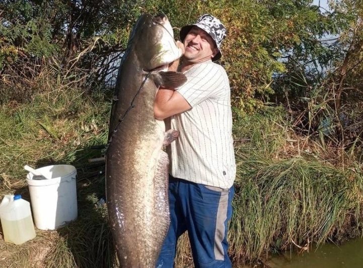    С добычей (фото Виктора Мазембаха)