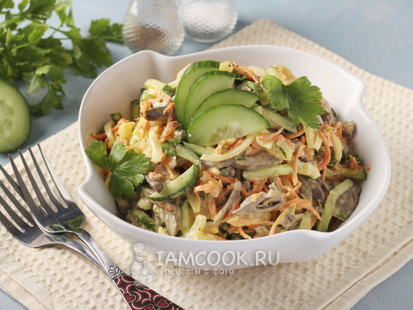 На праздничном столе его съедают первым: бюджетный праздничный салат, который не стыдно поставить в центр стола