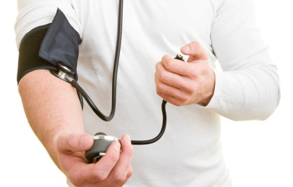    Люди часто неправильно держат руку при измерении АД. Источник фото: stethoscopes.ru