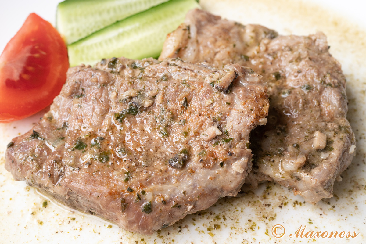 Свиные котлеты под острым овощным соусом