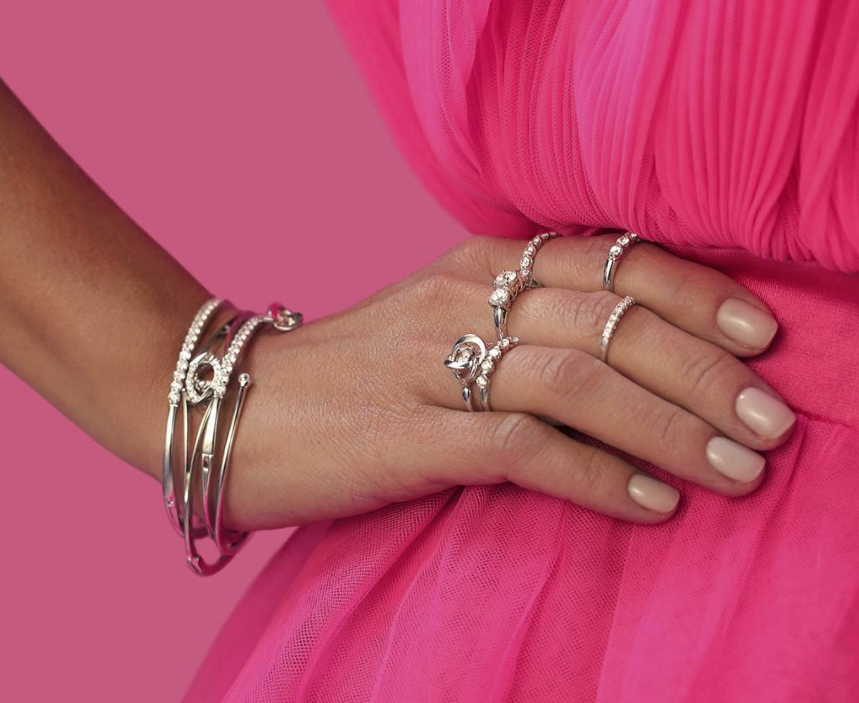 Вы можете украсить руки сразу несколькими браслетами и сетом колец