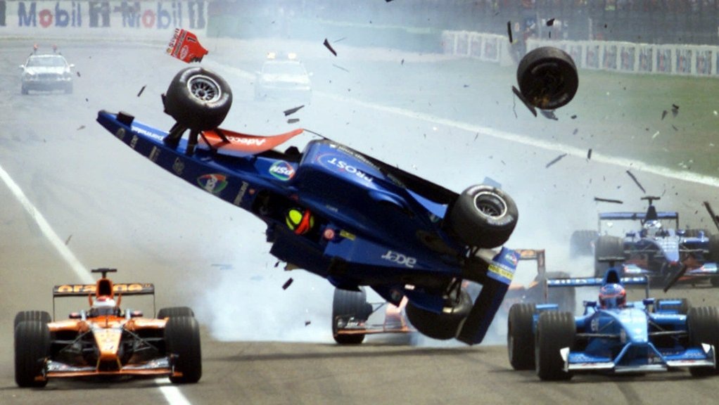    Авария Лучано Бурти и Михаэля Шумахера на Гран-при Германии в 2001 году  AP 2023