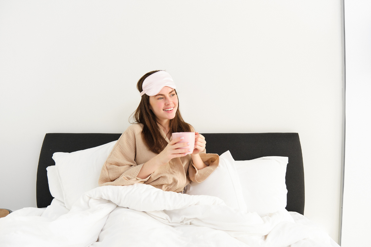 <a href="https://ru.freepik.com/free-photo/portrait-of-beautiful-woman-in-sleeping-bag-and-pyjamas-drinking-coffee-in-bed-enjoying-her-bright_80263143.htm#&position=2&from_view=user&uuid=22a63426-a654-4cd4-9d68-f33f0edcda77">Изображение от benzoix</a> на Freepik