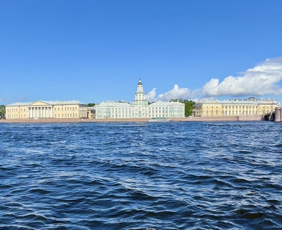 Здание Кунсткамеры на Университетской набережной (сине-зеленое). Фото автора.