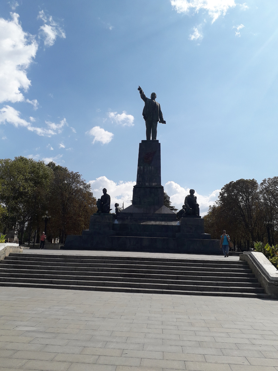 Памятник В.И. Ленину на вершине городского холма, начало Синопской лестницы