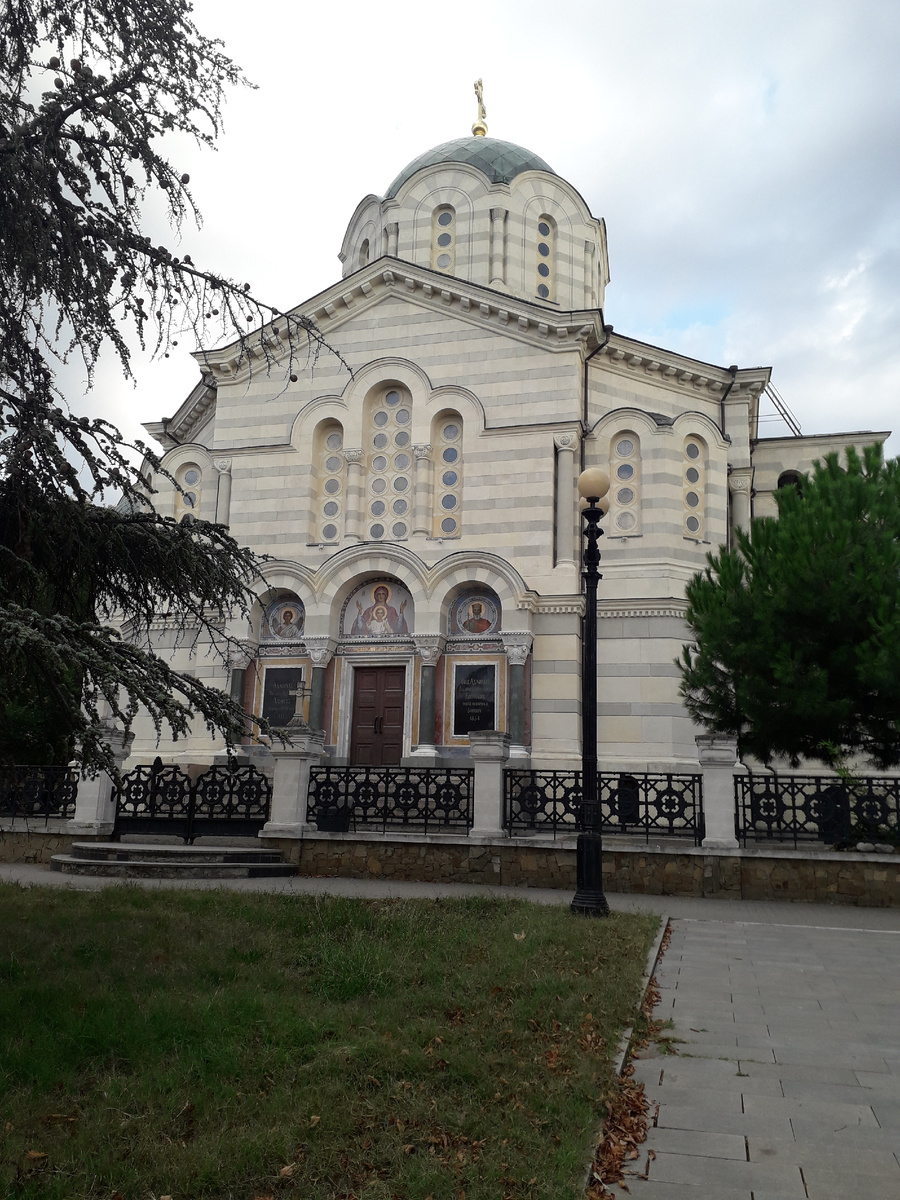 Владимирский собор (чуть выше памятника Ленину В.И. находится); листайте по стрелке – всего 2 фотографии