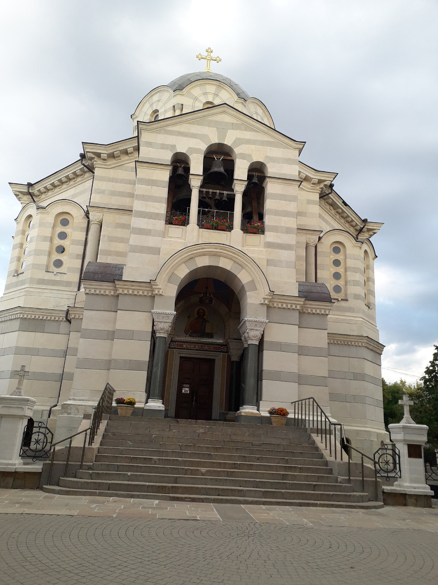 В соборе находится усыпальница 13 адмиралов, в том числе Нахимова П.С., Корнилова В.А., Лазарева М.П., Истомина В.И. 