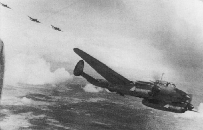 Советский самолет Пе-2.