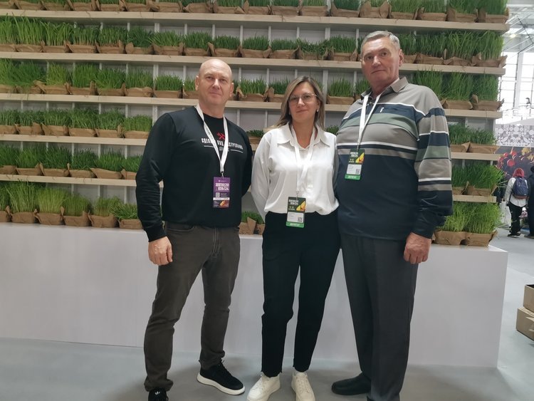 Александр Анатольевич Жирёнкин — первый заместитель министра агропромышленнойполитики и продовольствия Донецкой Народной Республики, руководитель филиала «Донецкий»Россельхозцентра РФ Александр Иванович Довбня, его заместитель Алёна Сергеевна Чугайнова.📷    Зеленая стена. Культуры аграриев ДНР представлены на выставке «Золотая осень»
