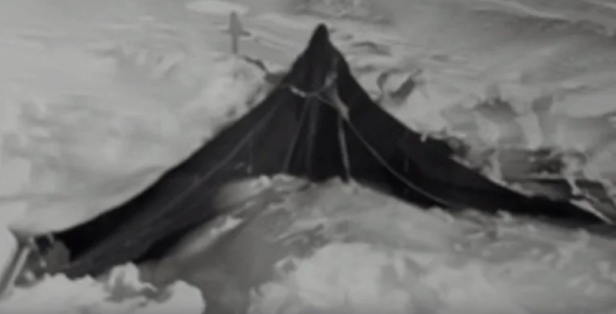 Самый первый снимок палатки. Никакой лыжи в северном торце палатки нет.