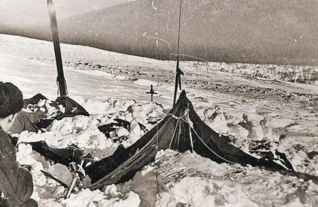 Фото палатки на следующий день после ее обнаружения Шаравиным и Слобцовым. Сзади видим лыжу.