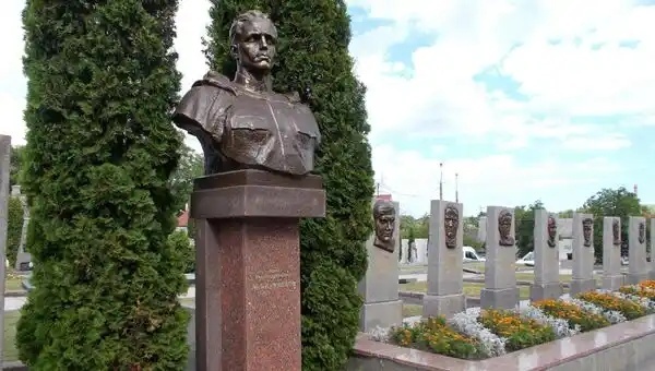    На Украине начали торговать советскими памятниками. Бюст разведчика Кузнецова выставлен на аукцион