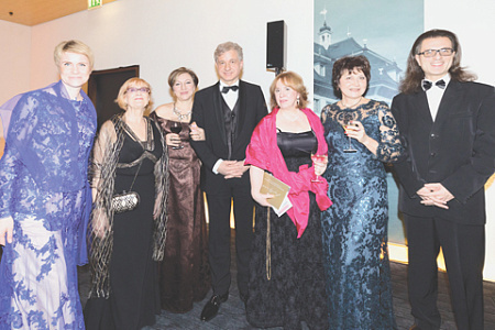  С Хансом-Иоахимом Фраем, Ириной Герасимовой, Еленой Шмелевой и другими на Дрезденском балу (2017 год). Фото из личного архива Александра Матусевича