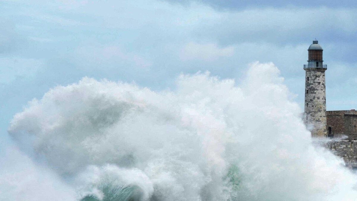 Norlys Perez / Reuters📷Набережная Эль-Малекон в муниципалитете Гавана, Флорида 9 октября 2024 года