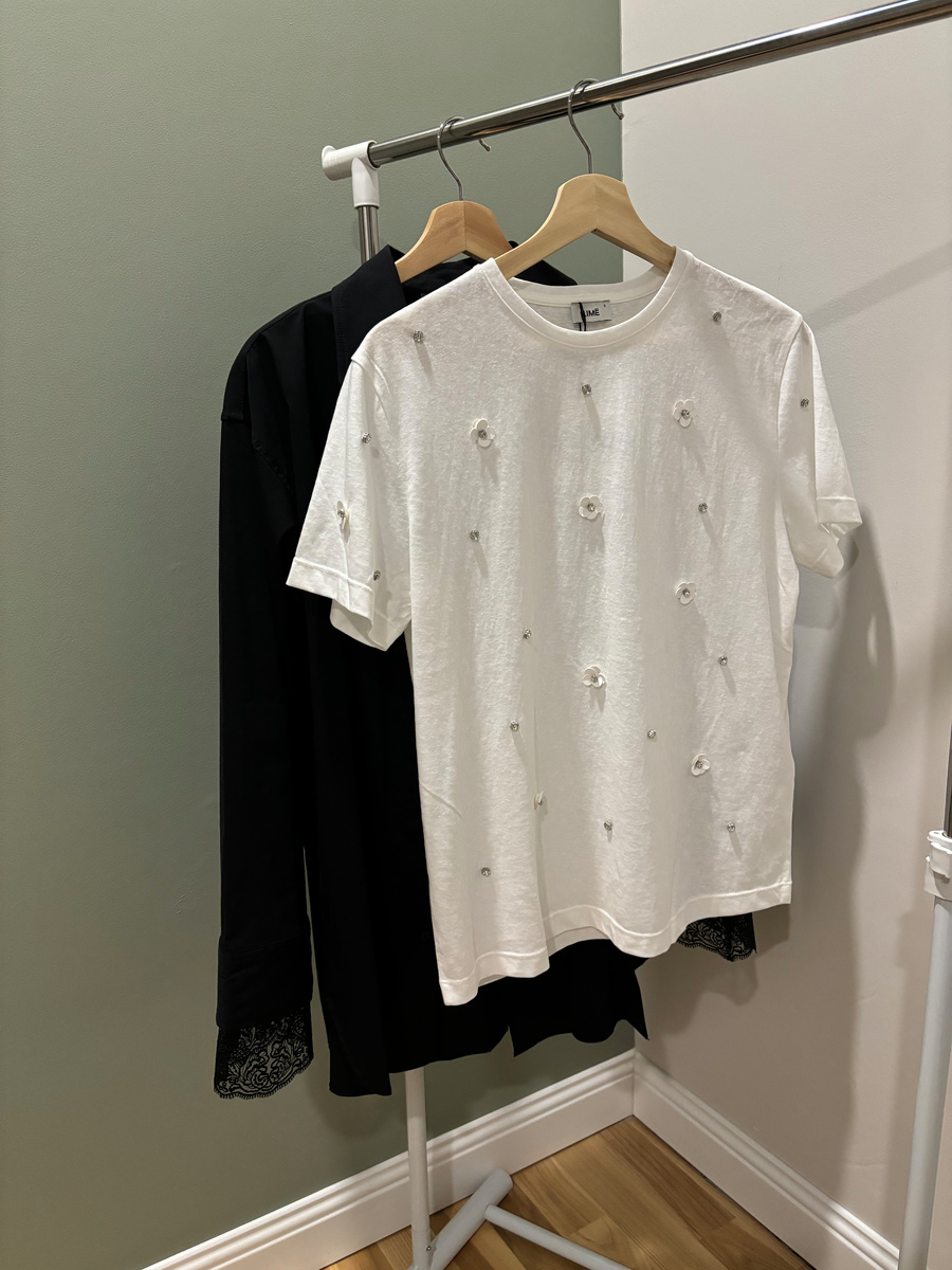 В этом месяце купила в Lime расшитую футболку. Все же у этой футболки есть характер. Планирую носить ее летом.