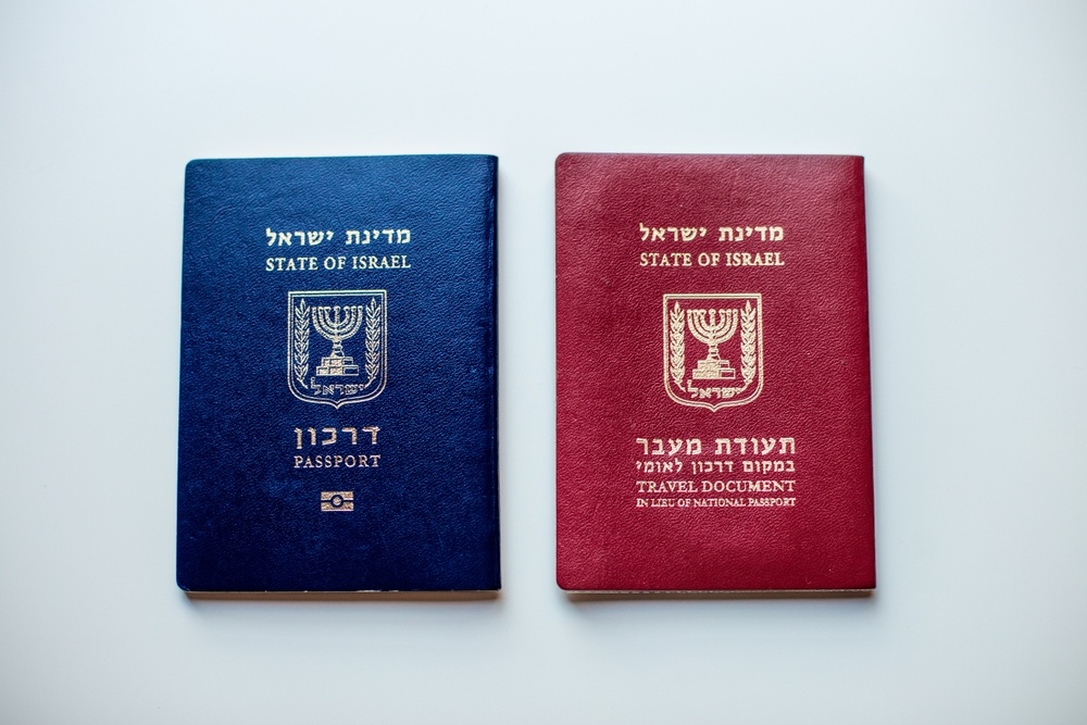 Даркон слева и Теудат маавар, он же Лессе-Пассе, справа