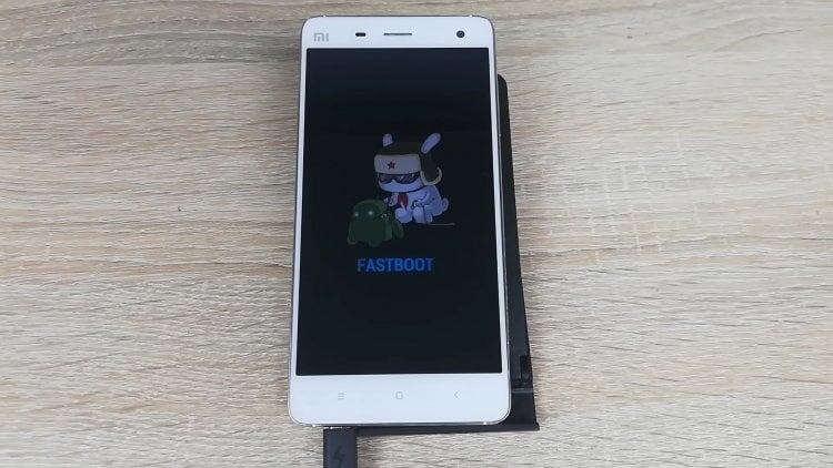    Fastboot — специальный режим для перепрошивки смартфона или его отладки через компьютер. Фото: Андроидник