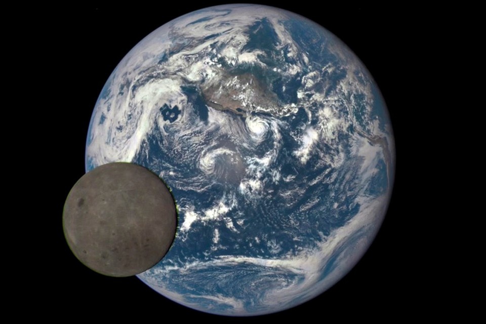    Луна на фоне нашей планеты, которая якобы ее похитила. Снимок со спутника DSCOVR, располагается в полутора миллионах километров от Земли и измеряет параметры солнечного ветра.