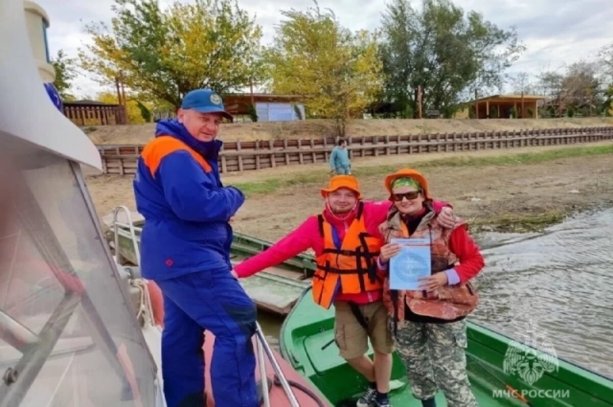    Астраханские инспекторы ГИМС спасли туристов на Старой Волге