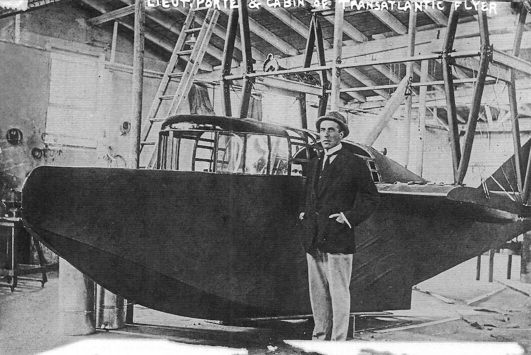  Джон Сирил Порт перед выкрашенным в красный цвет корпусом летающей лодки Curtiss Model H America. Следует сказать, что позднее экипажи других самолетов, предназначенных для трансатлантических перелетов, выбирали для своих машин красный цвет. Снимок flyingmachines.ru