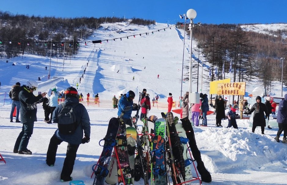 Фото: Территория комплекса / Сайт горнолыжного комплекса “Снегорка”