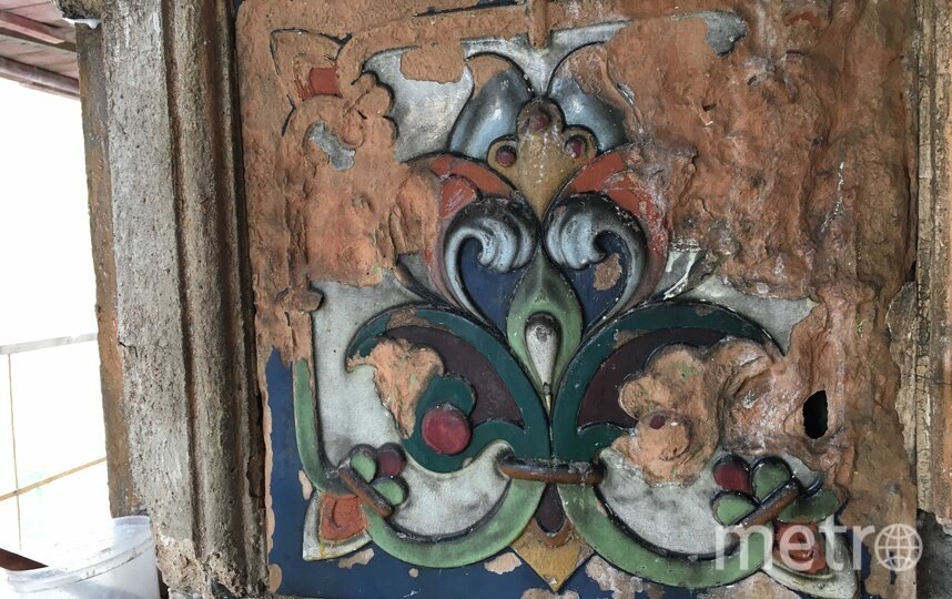    Цветная плитка, скрытая под слоем штукатурки, до реставрацииКГИОП
