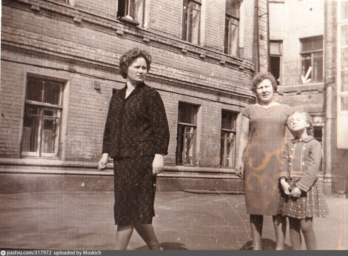 Двор дома №13 по Большой Ордынке, 1965 - 1970 г. Источник https://pastvu.com/p/317972.