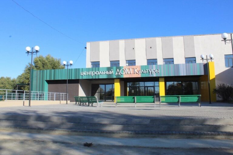    В Домбаровском продолжается капремонт Дома культуры и стадиона «Дорожник» Марина Шарт