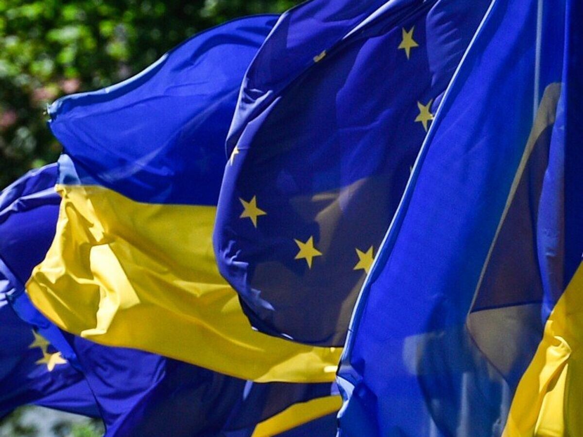    Флаги Украины и Евросоюза на церемонии по случаю введения безвизового режима между Украиной и ЕС© Фото : Администрация Президента Украины