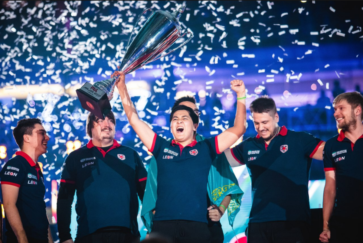     Gambit Esports в 2017 году одержала победу на PGL Major Krakow 2017. Состав: mou, Dosia, HObbit, AdreN, Zeus, Kane (тренер)