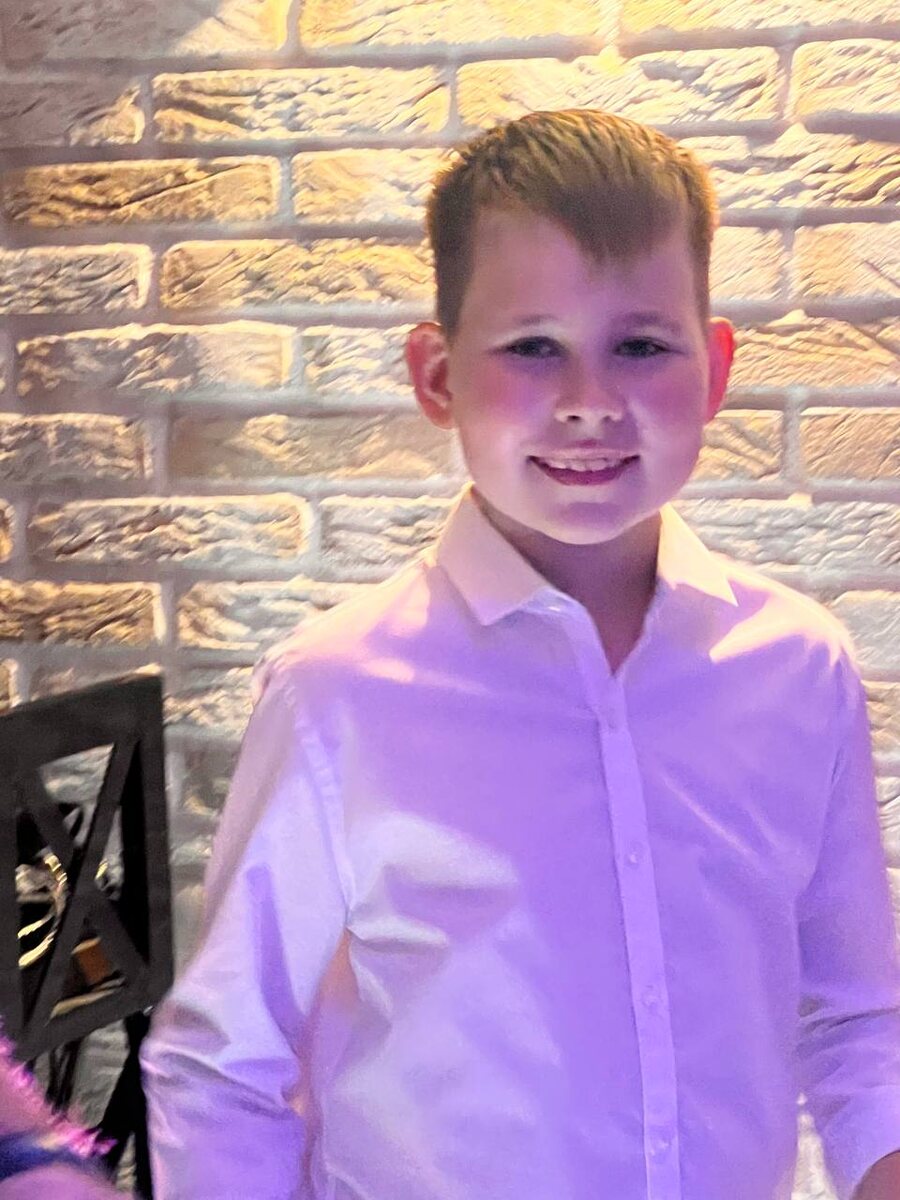 10 лет. В ресторане. Последний день рождения, на котором была бабушка. А в честь Матвея поставили  "Всё нормально... у хулигана... "  и он танцевал с мамой. Не стеснялся