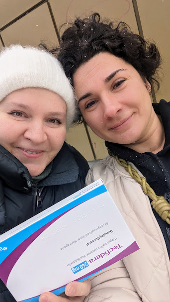 Марина передает мне Текфидеру. Фото автора